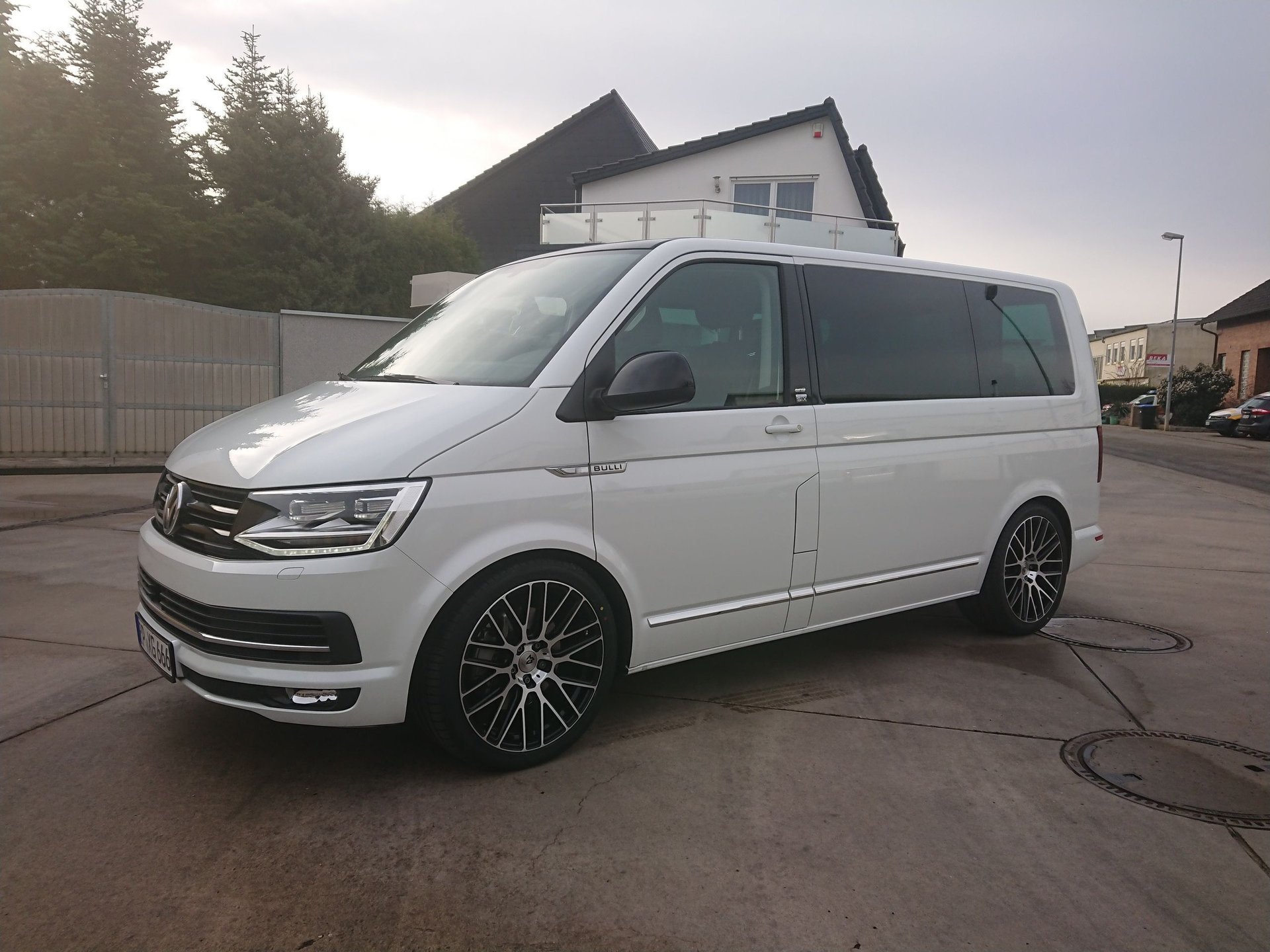 VOLKSWAGEN T6 Bus Multivan 7HC KV4 schwarz glänzend poliert