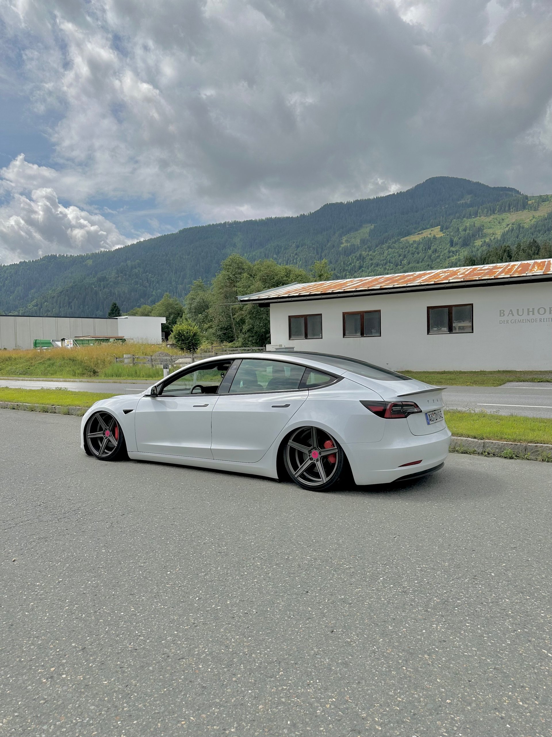 TESLA Model 3 with mbDESIGN 20 inch alloy wheels & complete sets