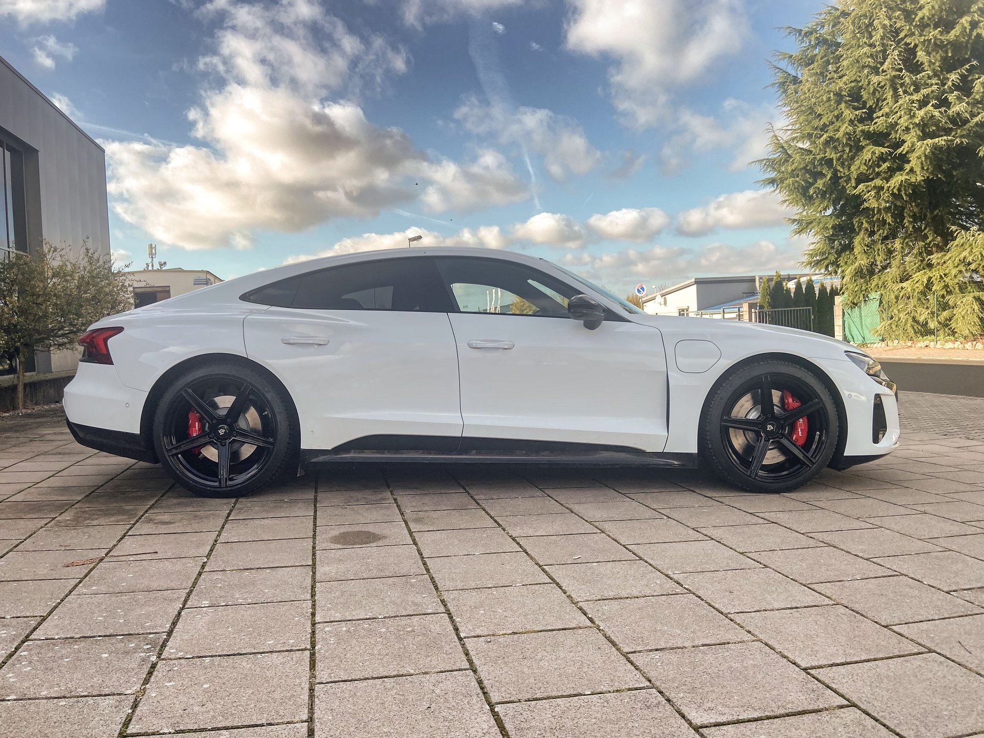 AUDI RS e-tron GT with 21 inch KV1 S in gloss black