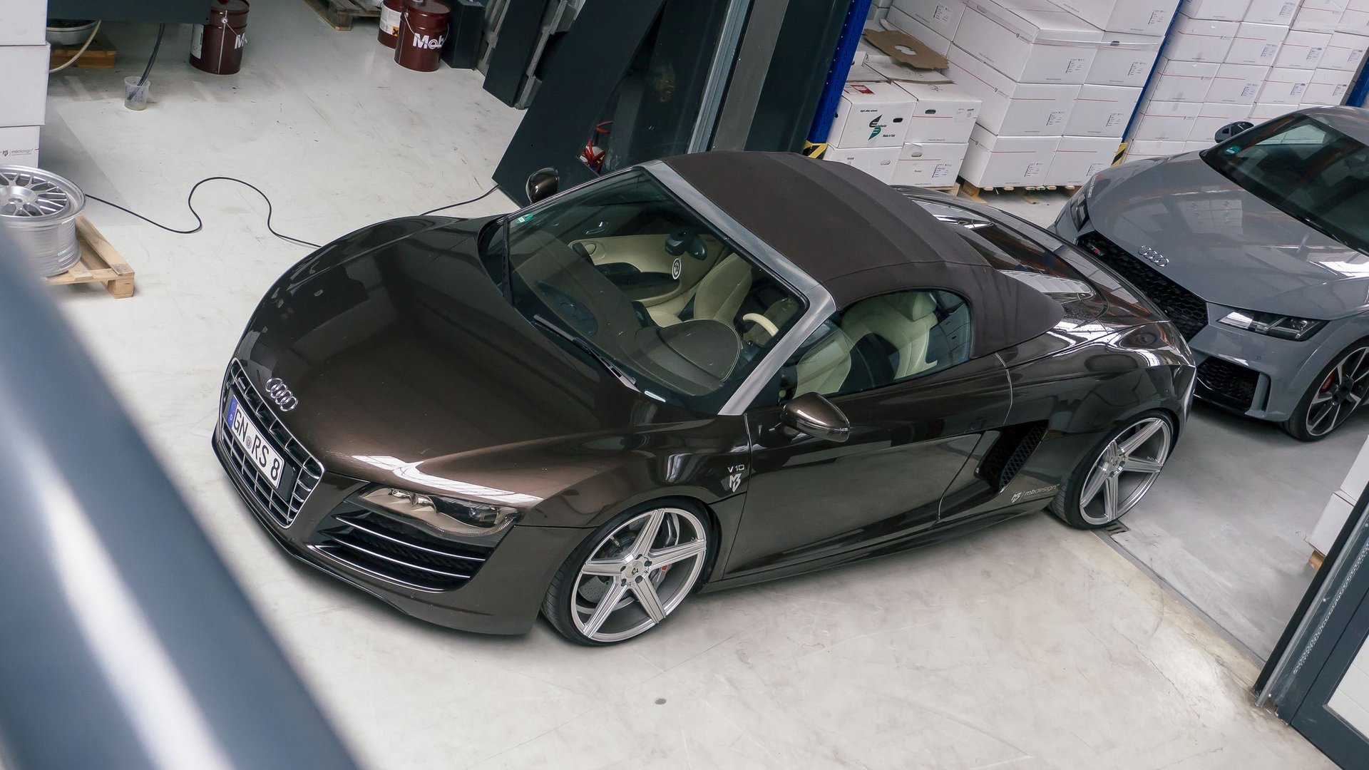 AUDI R8 Coupe 42 KV1 silber glänzend