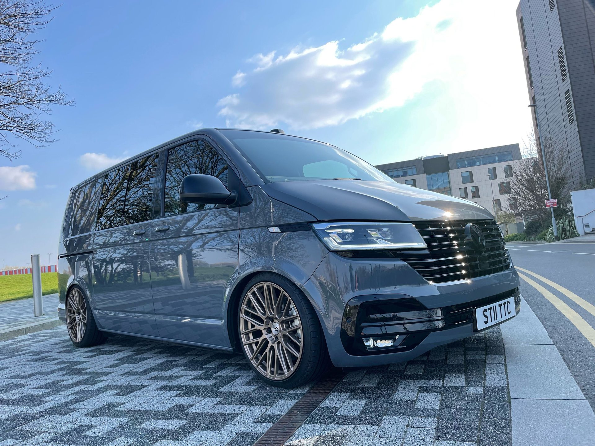 VOLKSWAGEN T6.1 Bus Multivan 7HC - KV4 bronze light matt