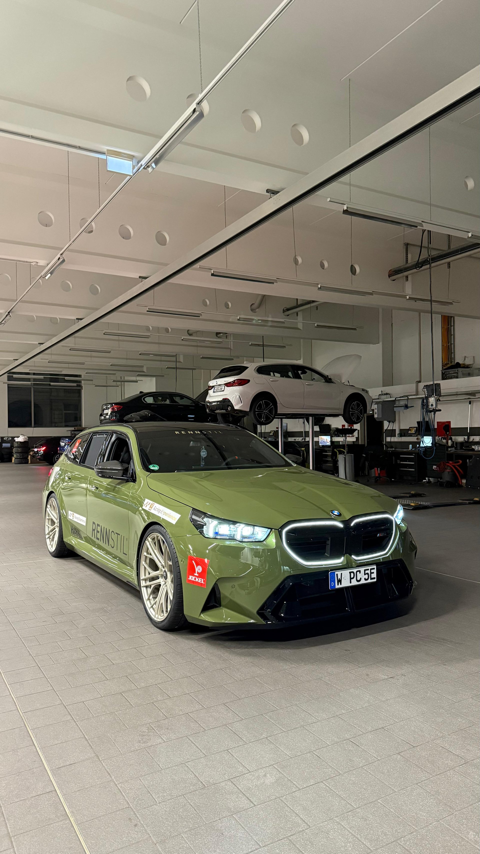 BMW M5 Touring G99 with 22-inch mbDESIGN wheels & lowering