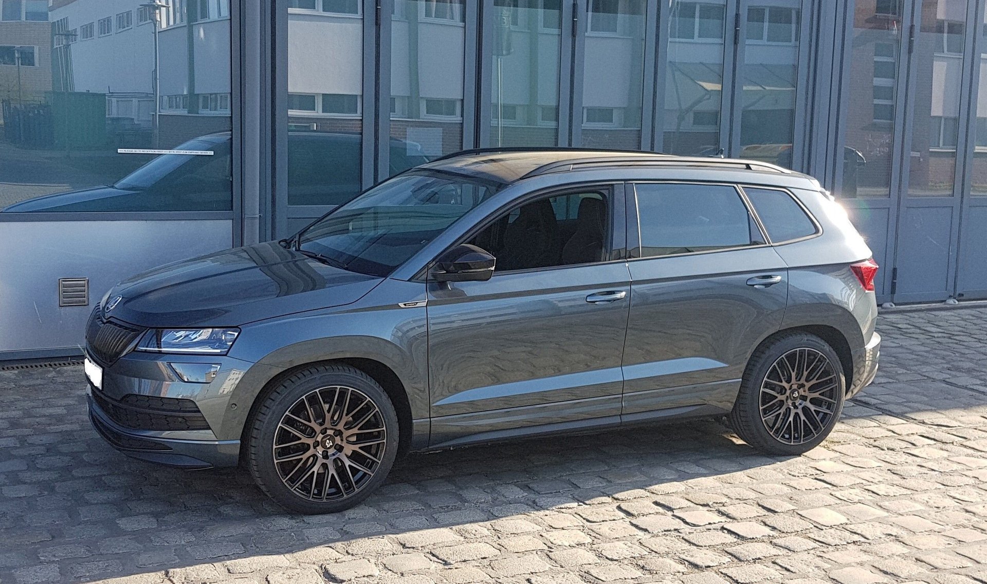 SKODA Karoq NU - KV4 schwarz smoke poliert
