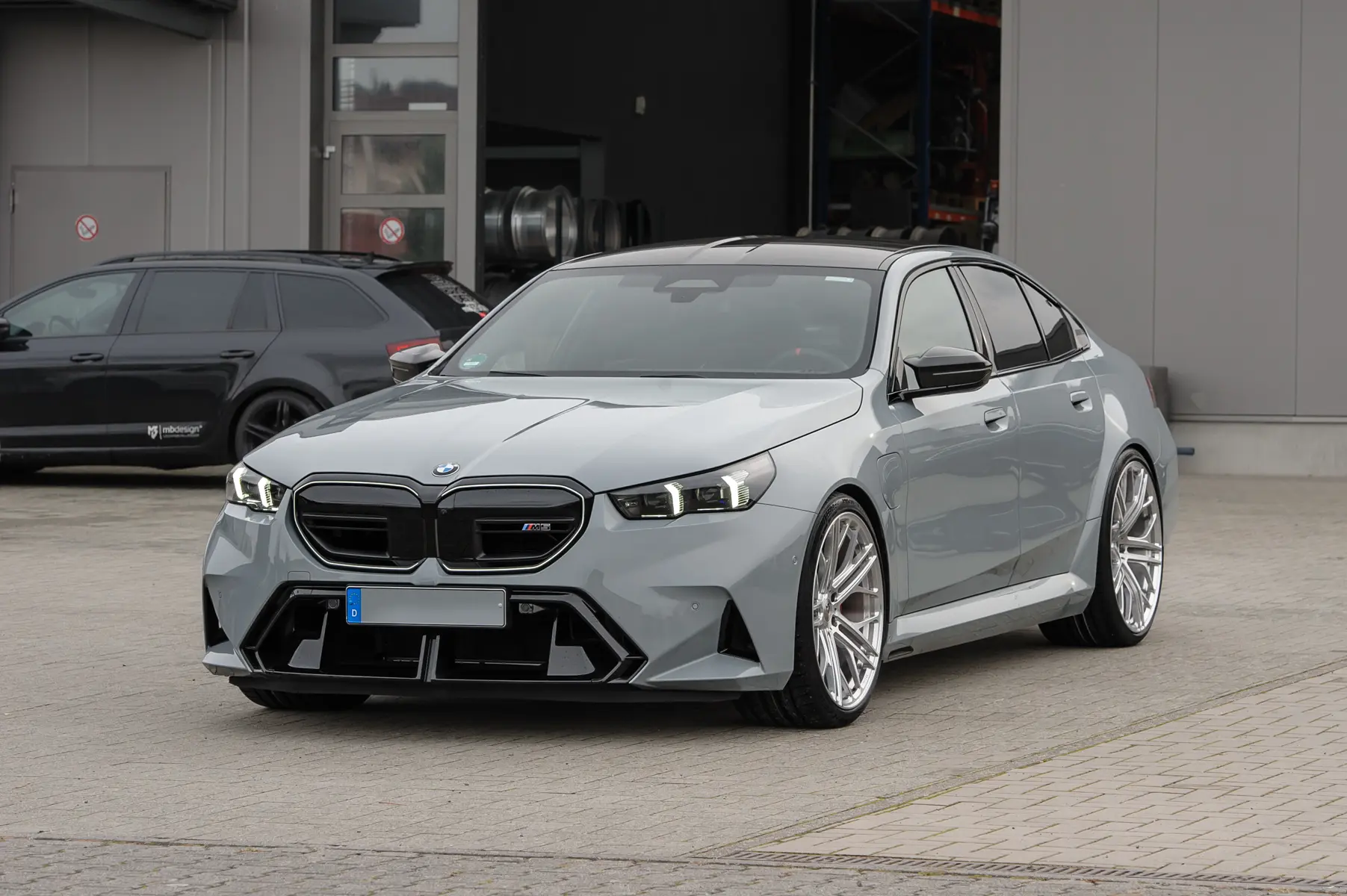 BMW M5 G90 with mbDESIGN SF1 forged wheels in 22 inch