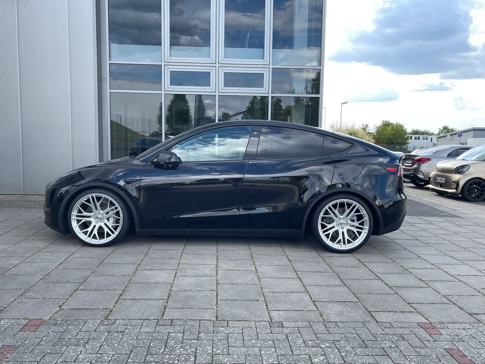 TESLA Model Y with mbDESIGN 22 inch wheels | Summer complete set