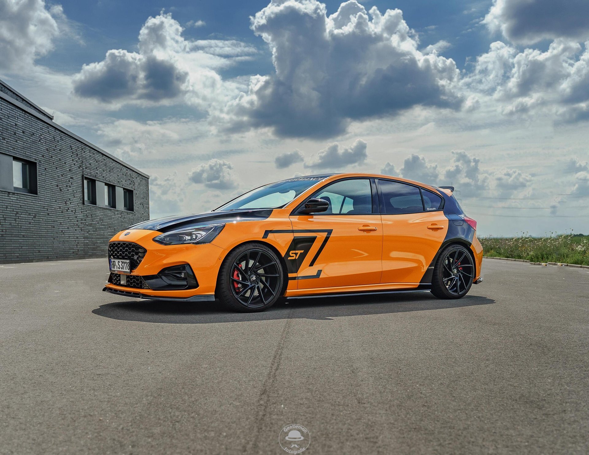 FORD Focus DEH - KV2 schwarz glänzend