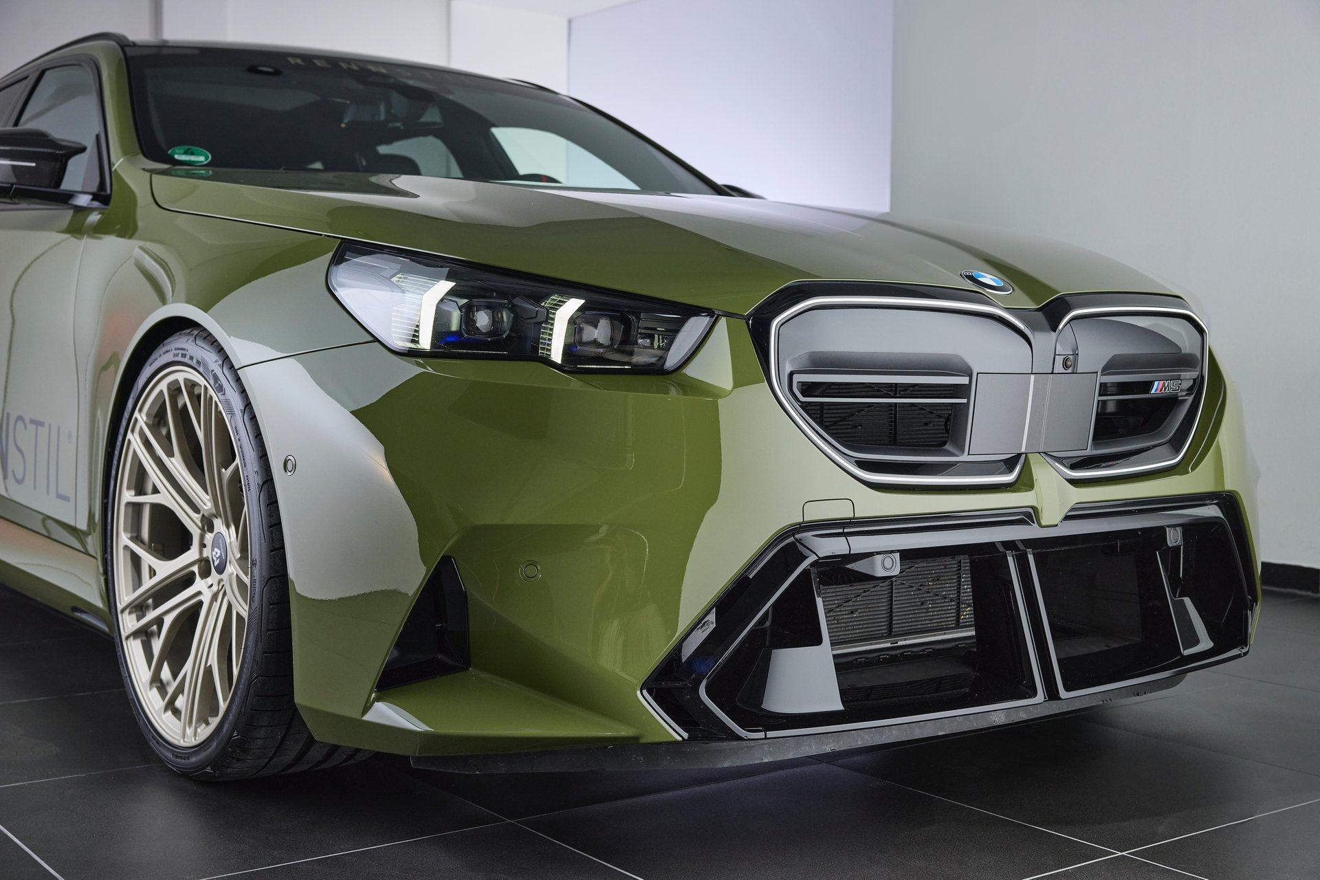BMW M5 Touring G99 with 22-inch mbDESIGN wheels & lowering