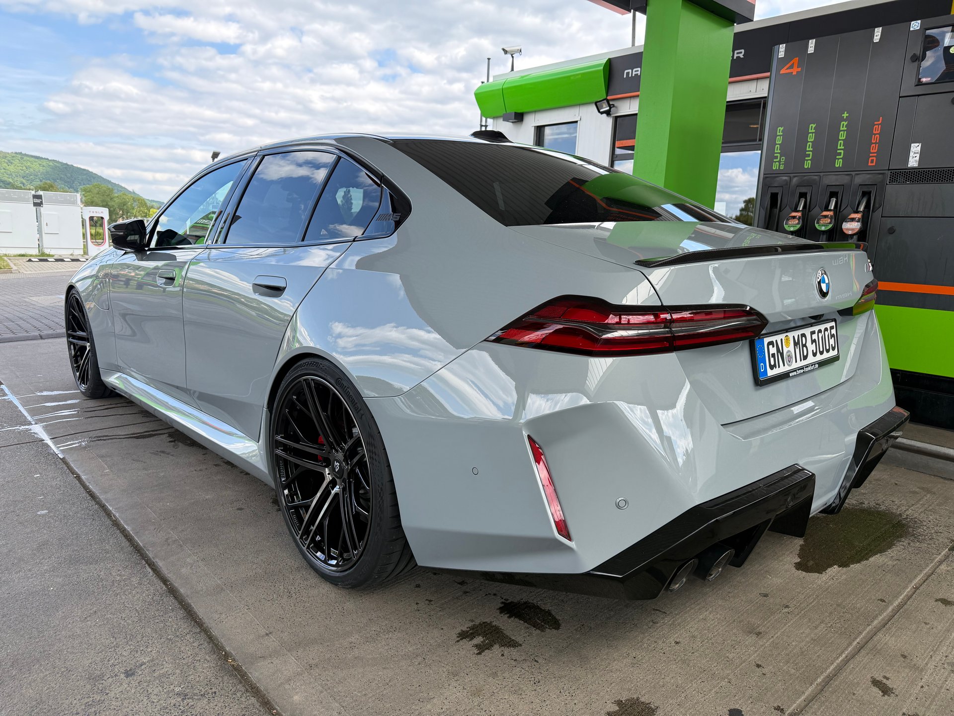 BMW M5 (G90) G9M with mbDESIGN SF1 Wheels