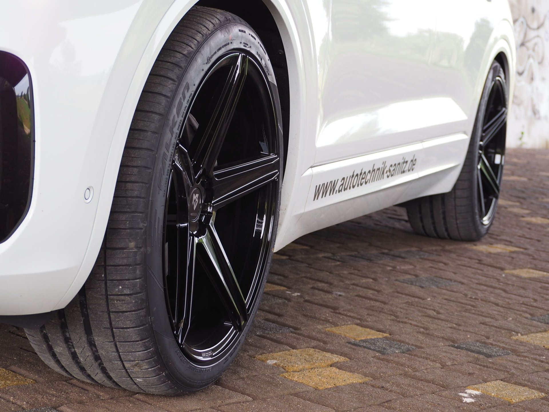 VOLKSWAGEN Touareg CR KV1 schwarz glänzend