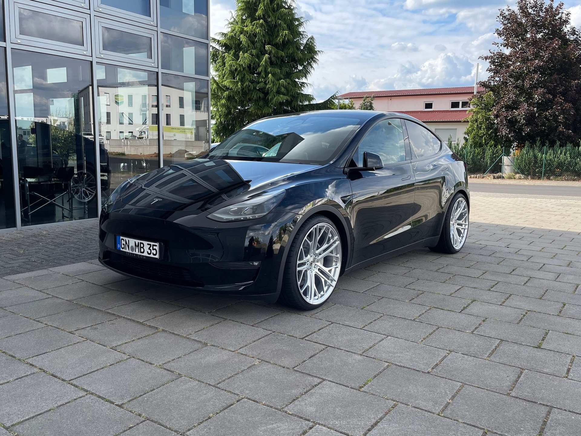 TESLA Model Y with mbDESIGN 22 inch wheels | Summer complete set