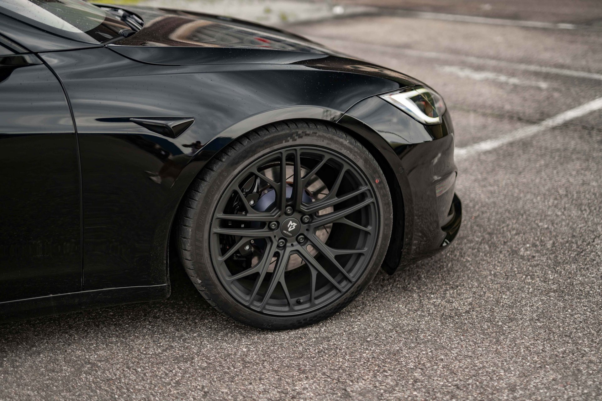 TESLA Model S Long Range with 21 inch mbDESIGN SF1 wheels