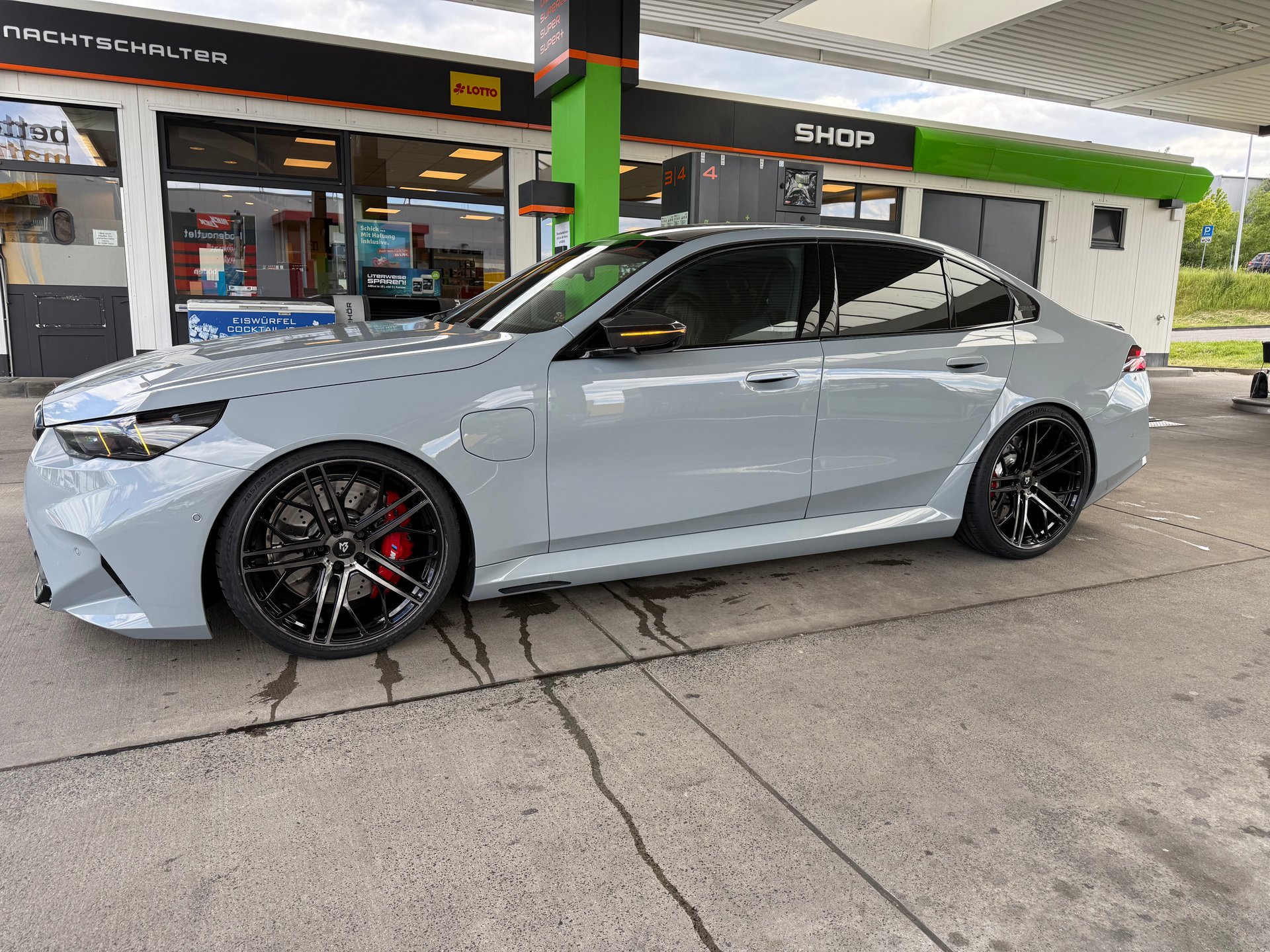 BMW M5 (G90) G9M with mbDESIGN SF1 Wheels