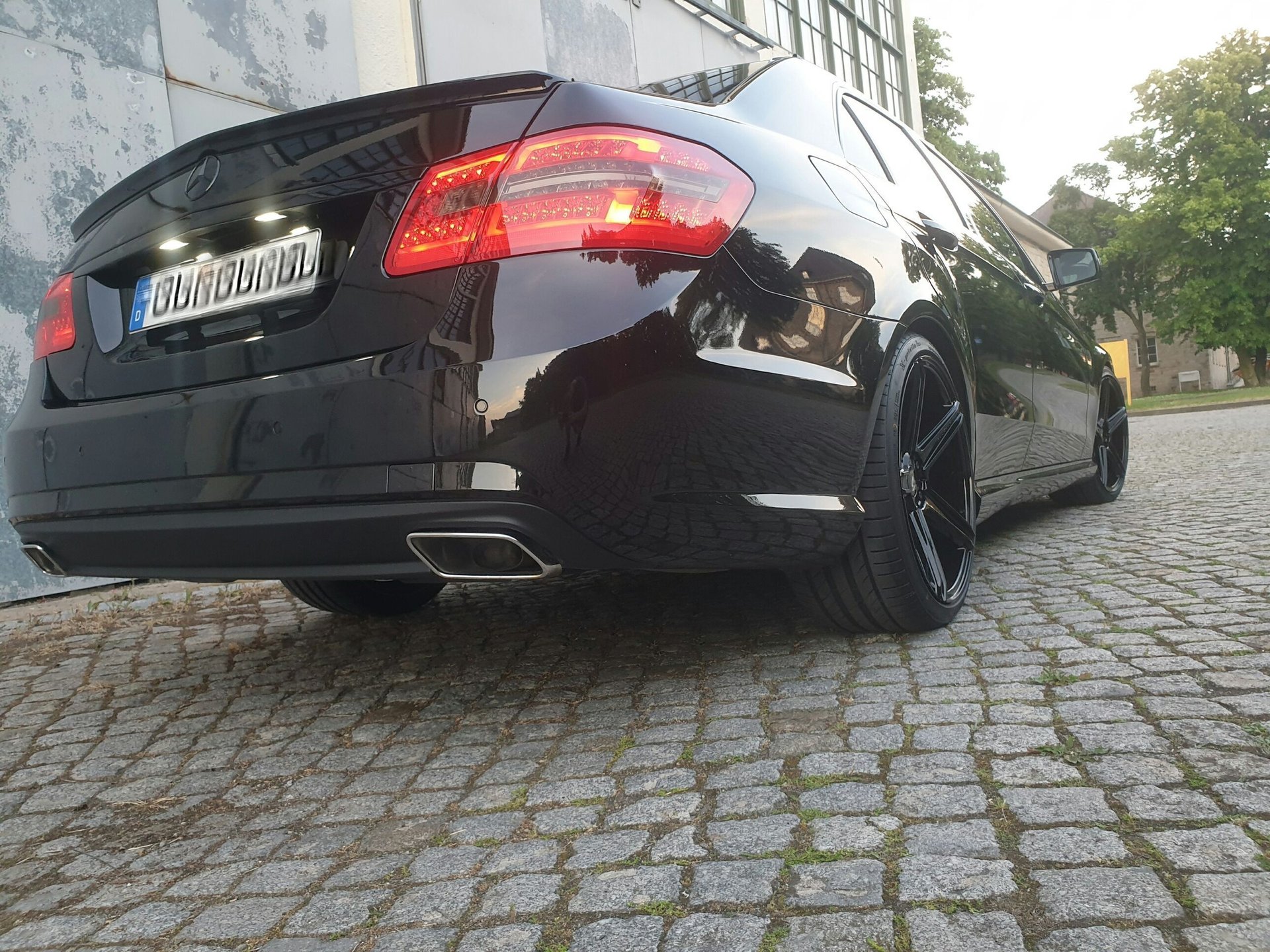 MERCEDES-BENZ E-Klasse 212 KV1 schwarz glänzend