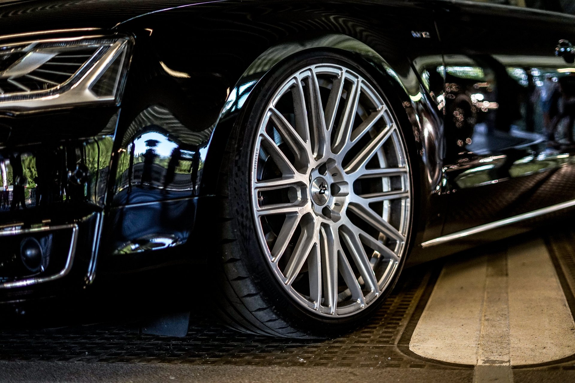 AUDI A8 with mbDESIGN 22-inch alloy wheels & complete set