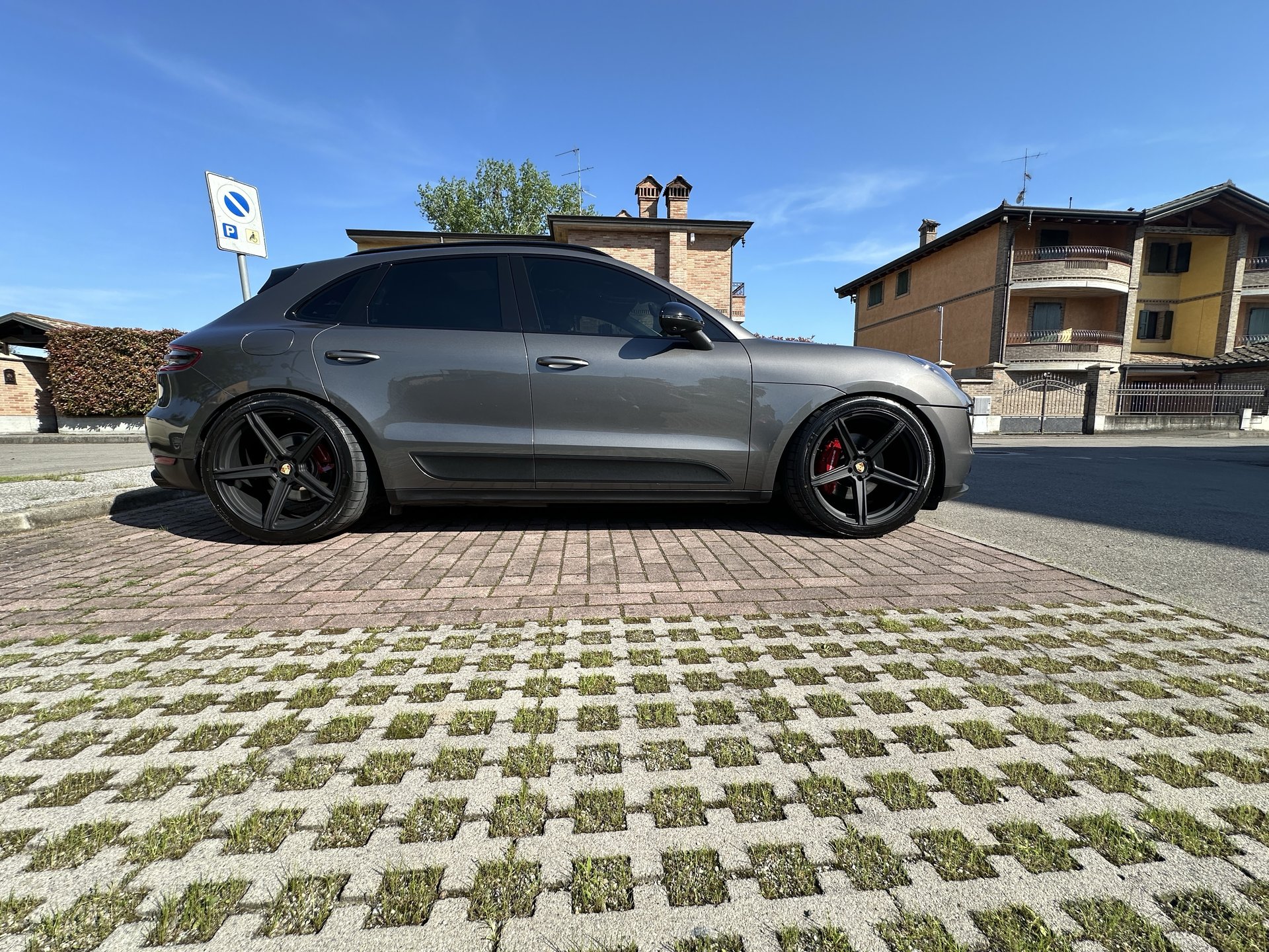 PORSCHE Macan S Diesel with mbDESIGN 21 inch wheels