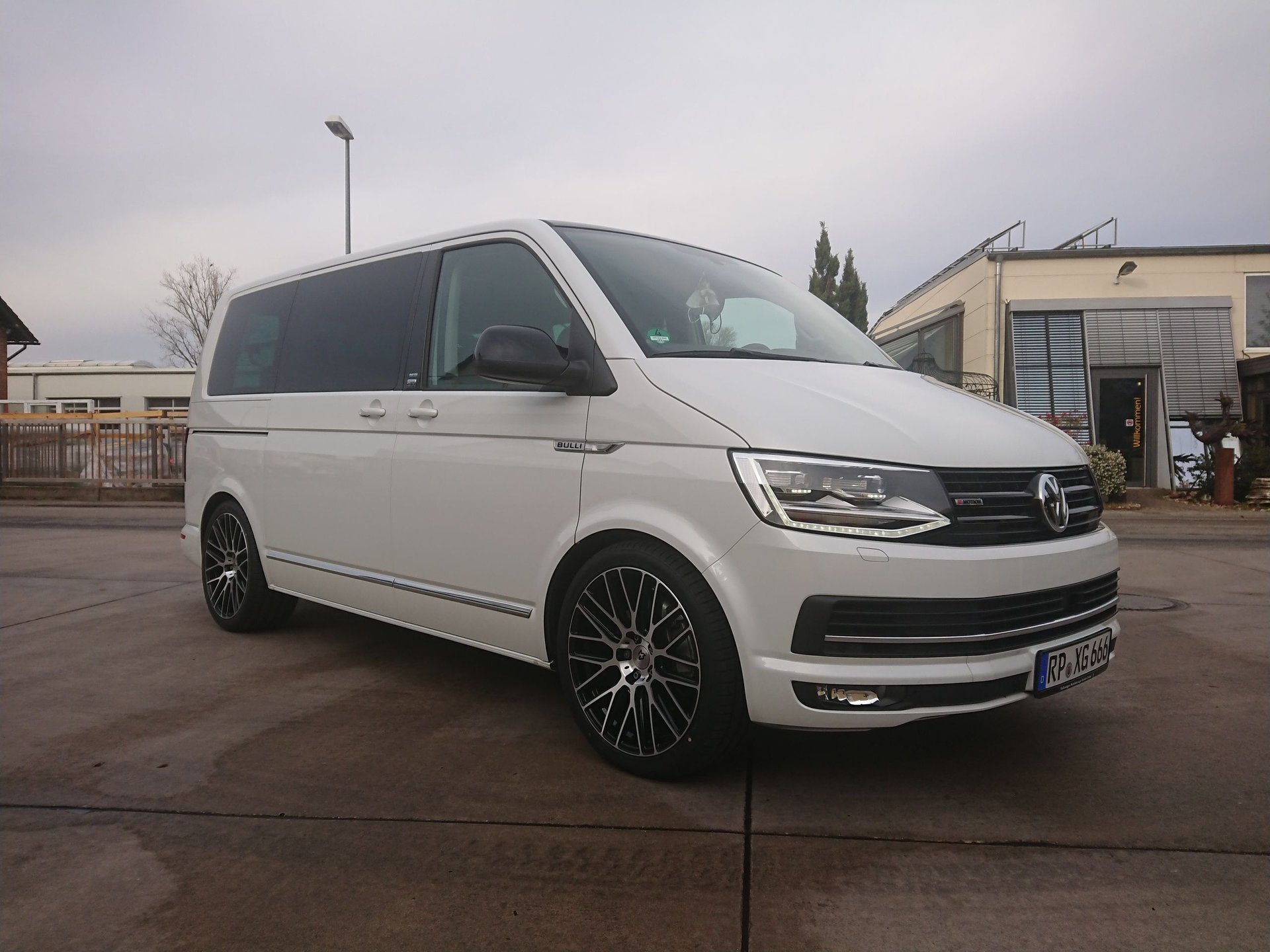 VOLKSWAGEN T6 Bus Multivan 7HC KV4 schwarz glänzend poliert