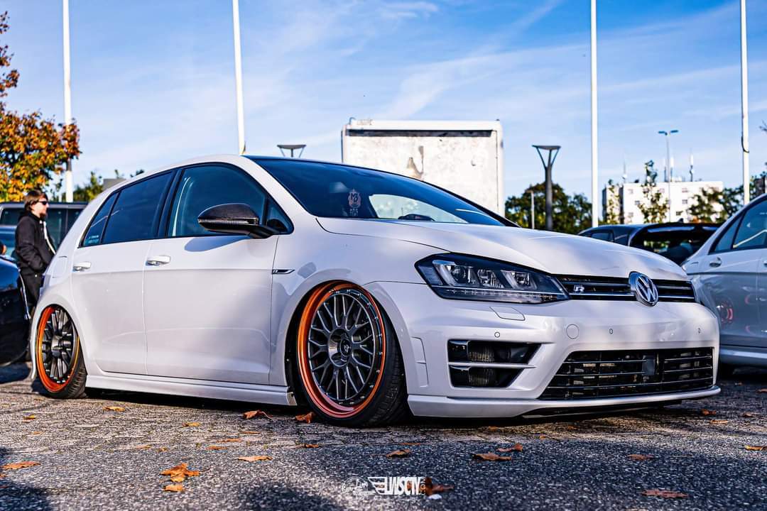VOLKSWAGEN Golf 7 R AU - LV1 gold shiny polished