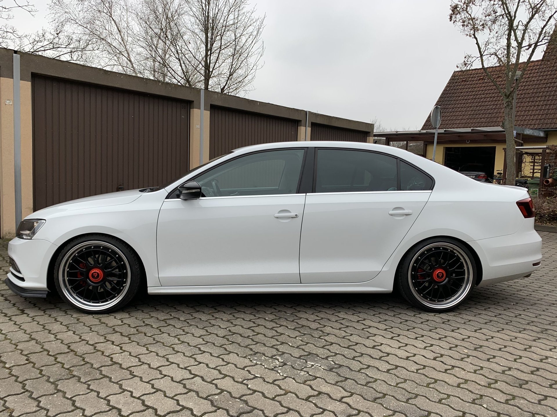 VOLKSWAGEN Jetta VI 16 LV1 schwarz glänzend poliert