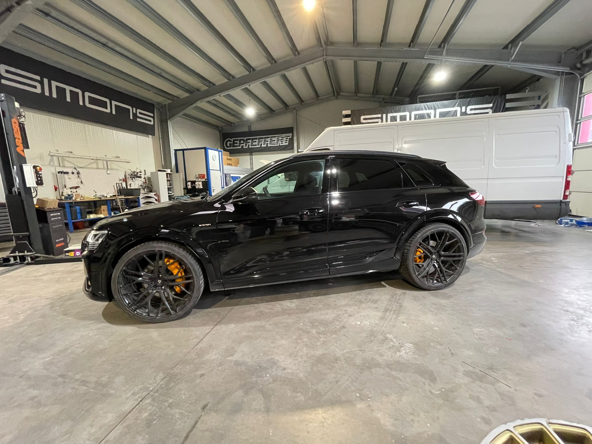 AUDI e-tron GE SF1 schwarz glänzend