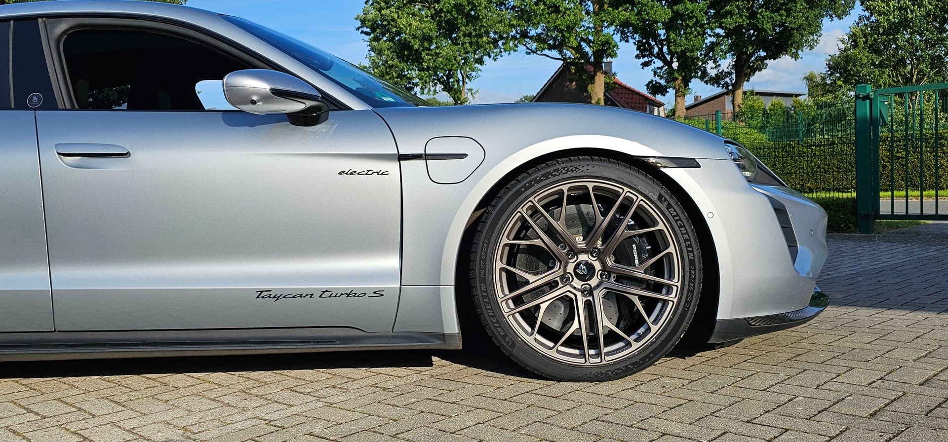 PORSCHE Taycan Y1A - SF1 silber smoke matt