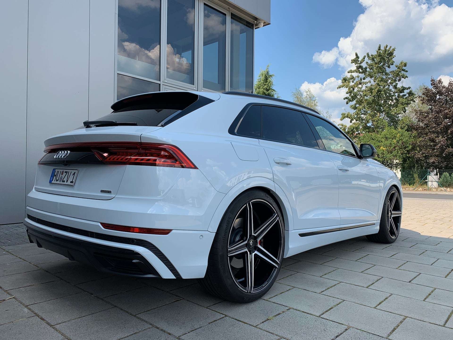 AUDI Q8 45 TDI Quattro with 23 inch mbDESIGN wheels