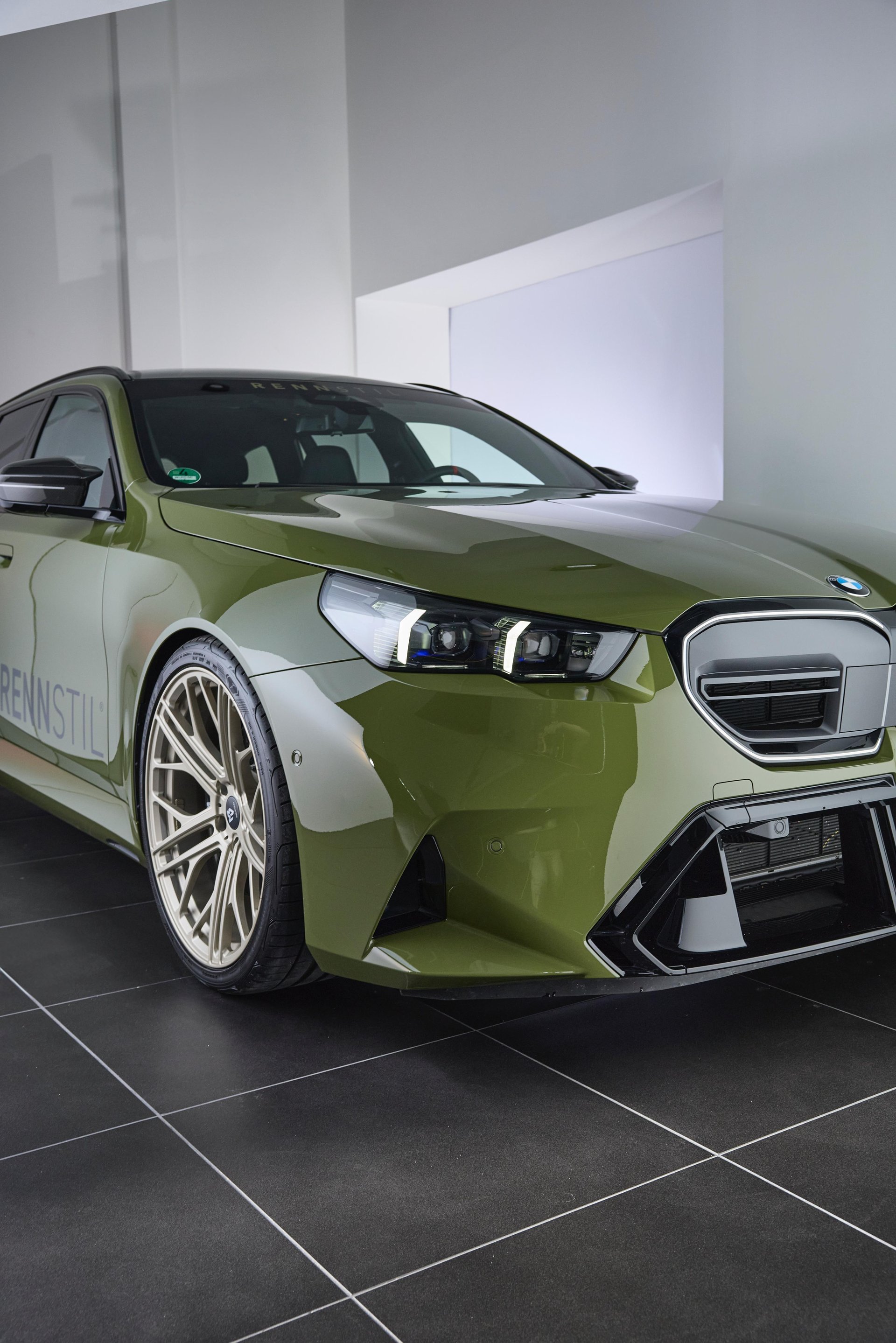BMW M5 Touring G99 with 22-inch mbDESIGN wheels & lowering