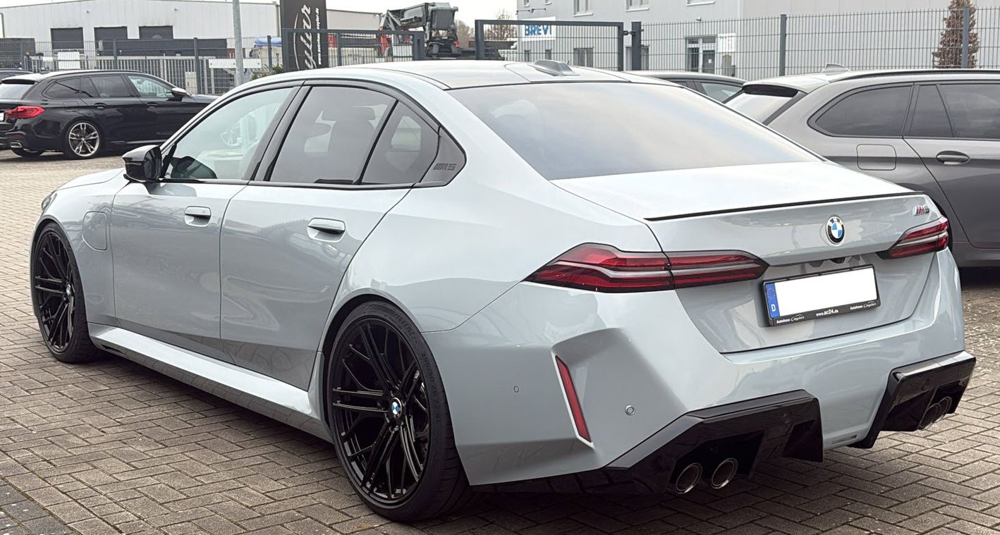BMW M5 G90 with SF1 22 inch wheels & H&R lowering