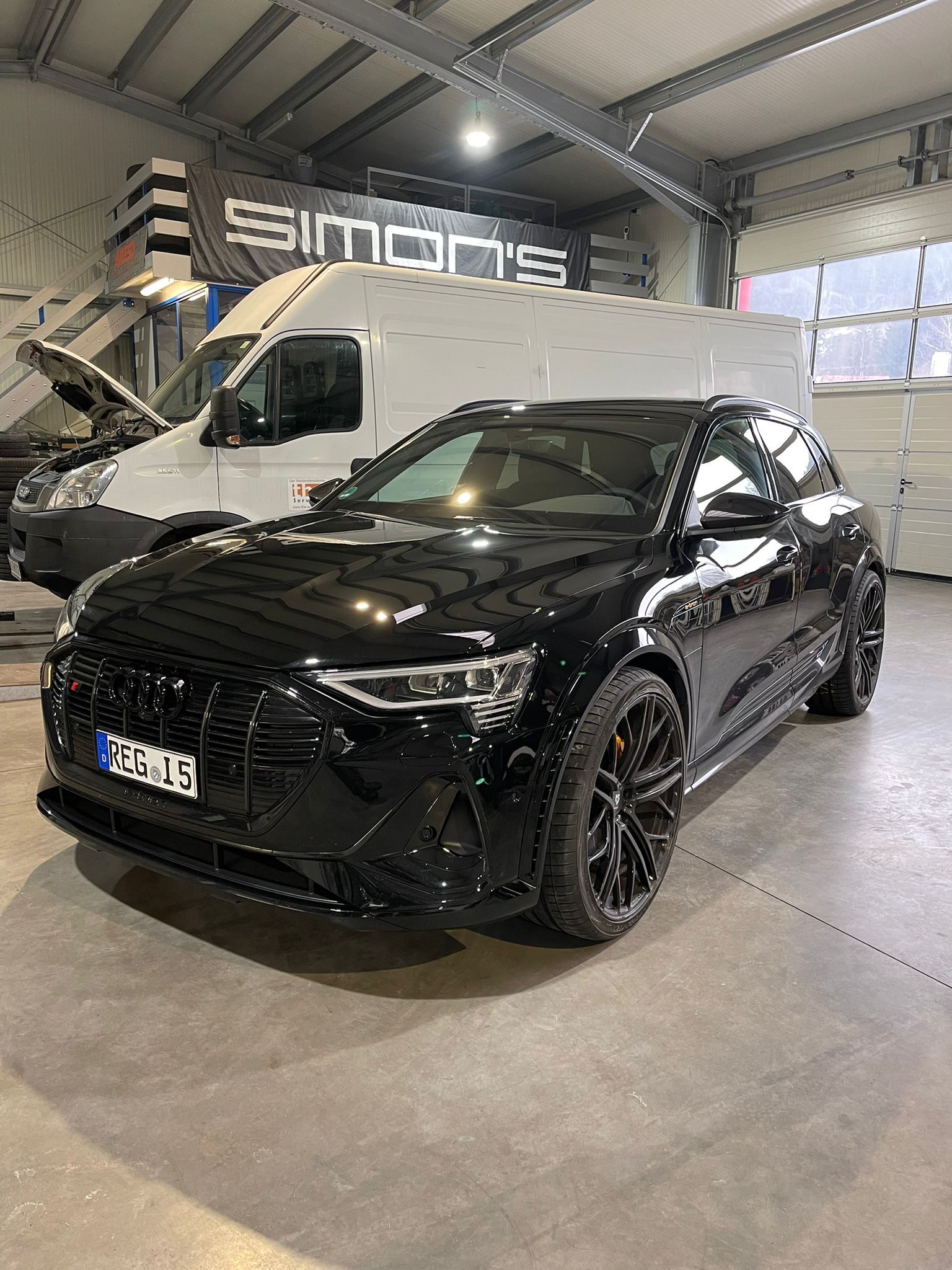 AUDI e-tron GE SF1 schwarz glänzend