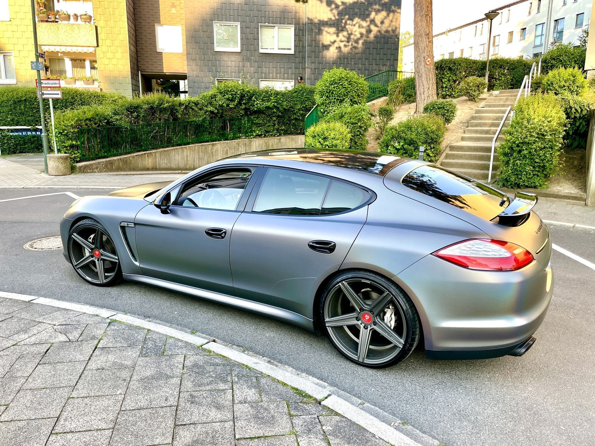 PORSCHE Panamera 970 with mbDESIGN 22 inch wheels & lowering
