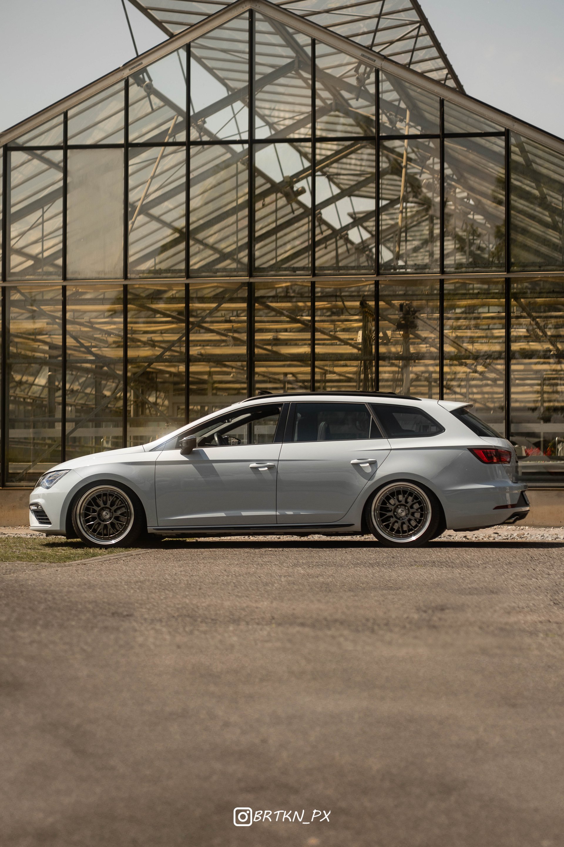 SEAT Leon ST Cupra with mbDESIGN 19-inch alloy wheels
